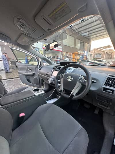 Toyota Prius Alpha 2012