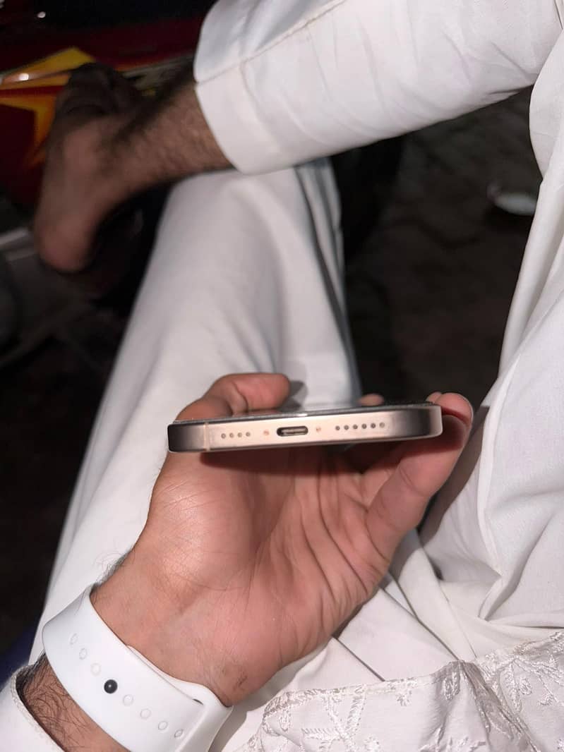 Apple iPhone 16 Pro Max 4