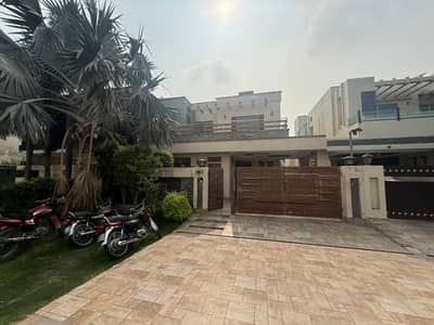 10 MARLA ELEGANT AND FULLY MAINTAINED BUNGALOW WITH BASEMENT IS AVAILABLE IN THE BEST BLOCK OF DHA LAHORE.