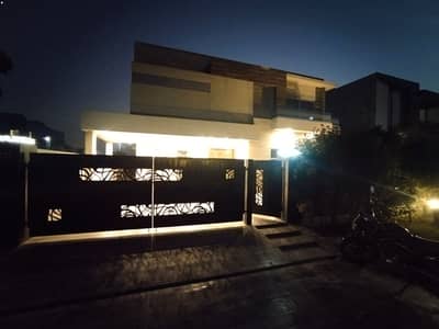 1 KANAL ELEGANT AND FULLY MAINTAINED BUNGALOW NEAR RAYA AND GOLF COURSE IS AVAILABLE IN THE BEST BLOCK OF DHA LAHORE.