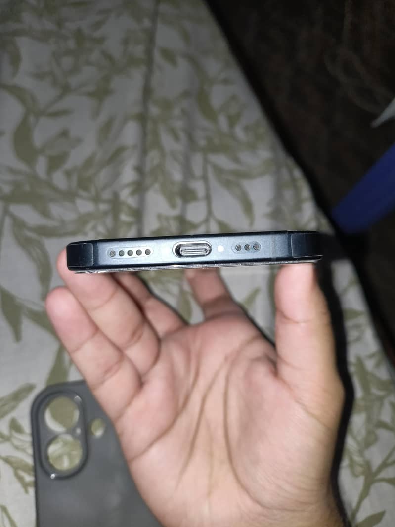 Apple iPhone 16 1