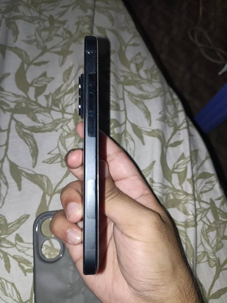 Apple iPhone 16 2