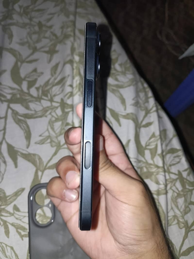 Apple iPhone 16 3