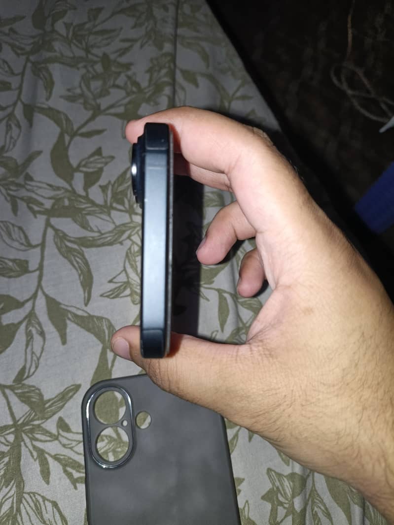 Apple iPhone 16 4