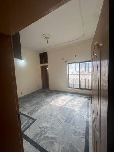 4 Marla 3rd floor available for rent