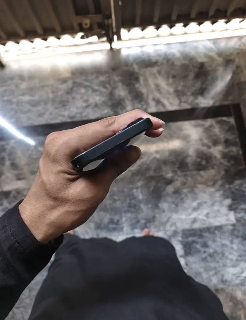 Apple iPhone 13 2