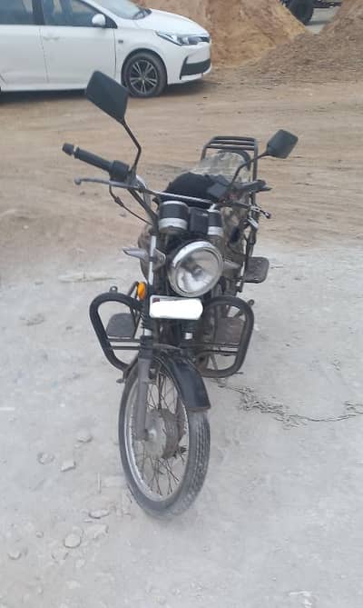 Suzuki GS 150 {2015)