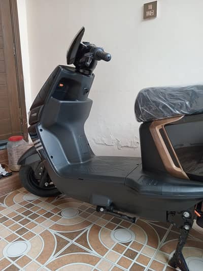 Revoo scooty A12