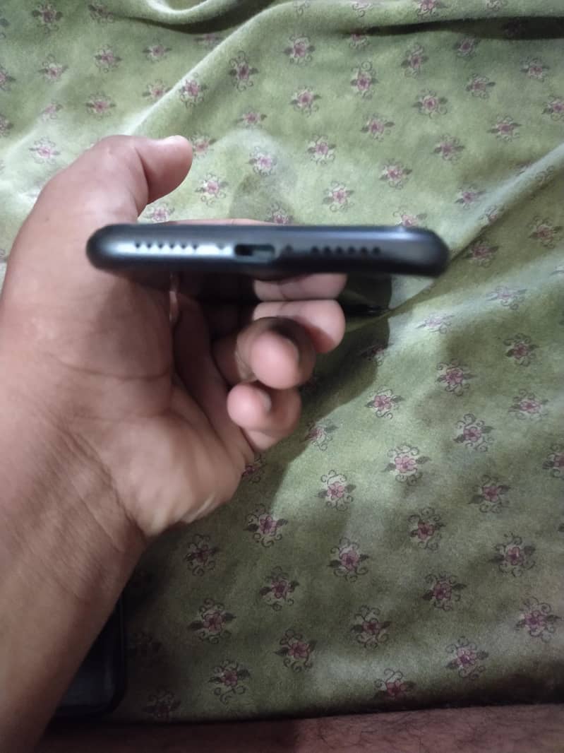 Apple iPhone 11 4