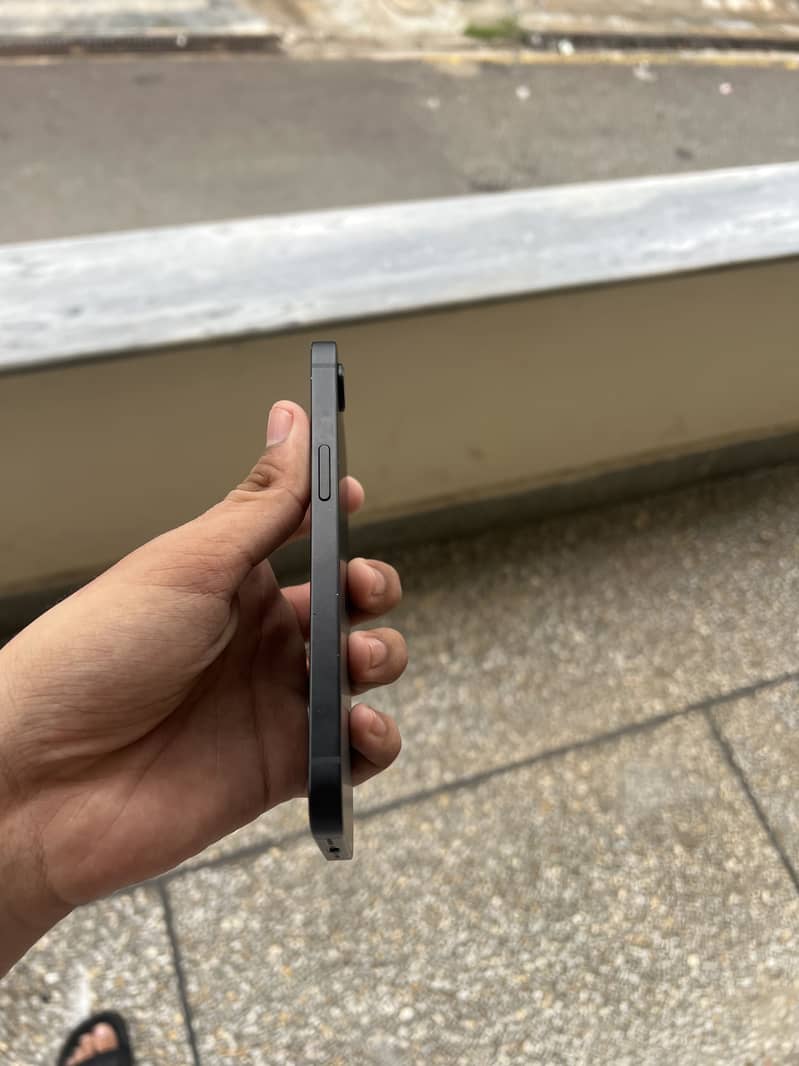 Apple iPhone 16e 4