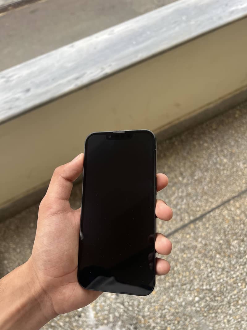 Apple iPhone 16e 1