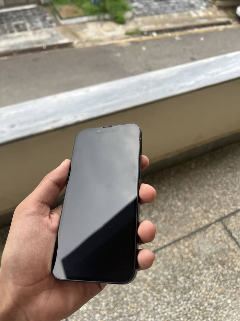 Apple iPhone 16e 2