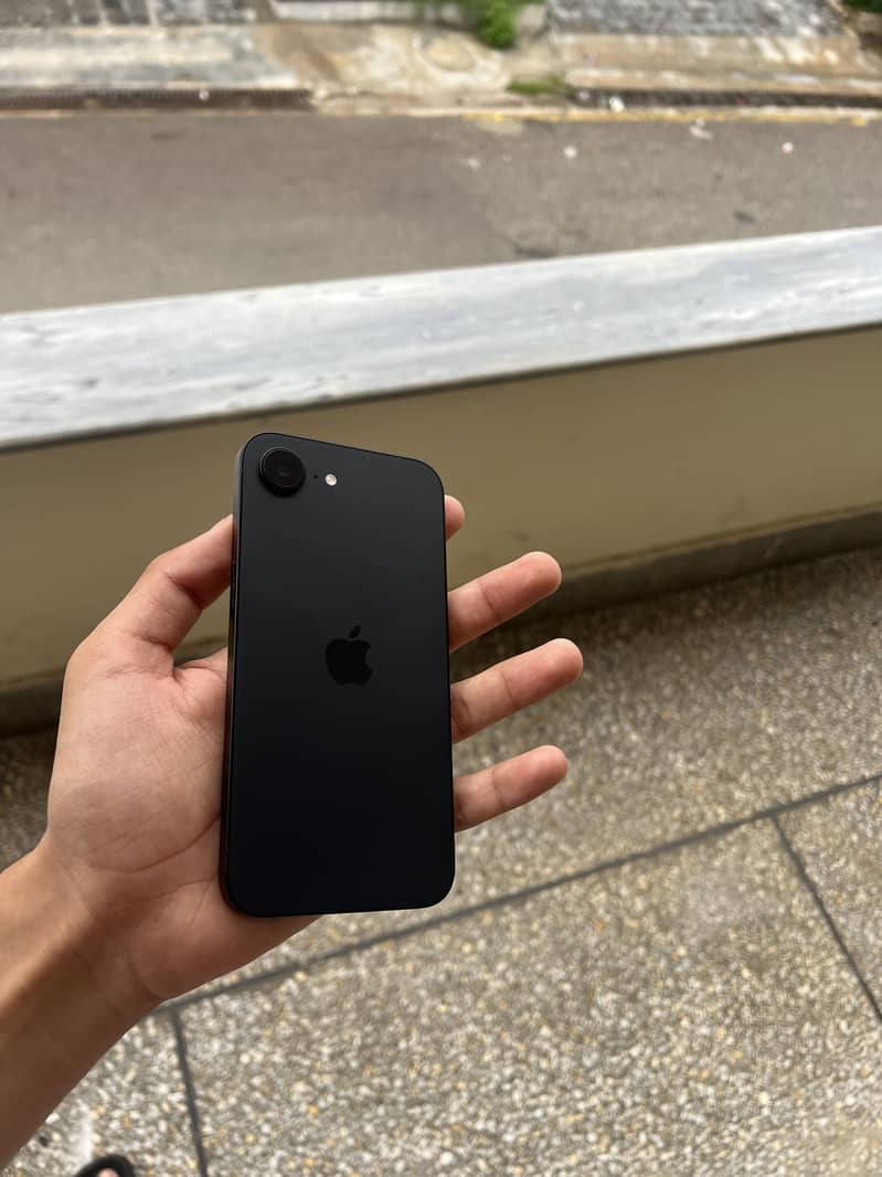 Apple iPhone 16e 3