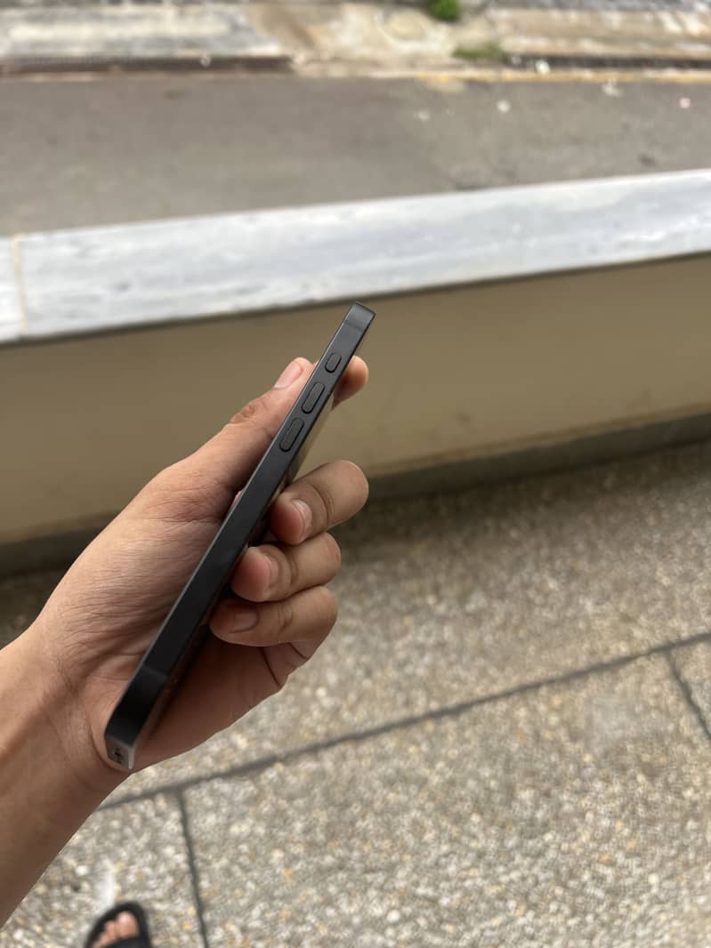 Apple iPhone 16e 5