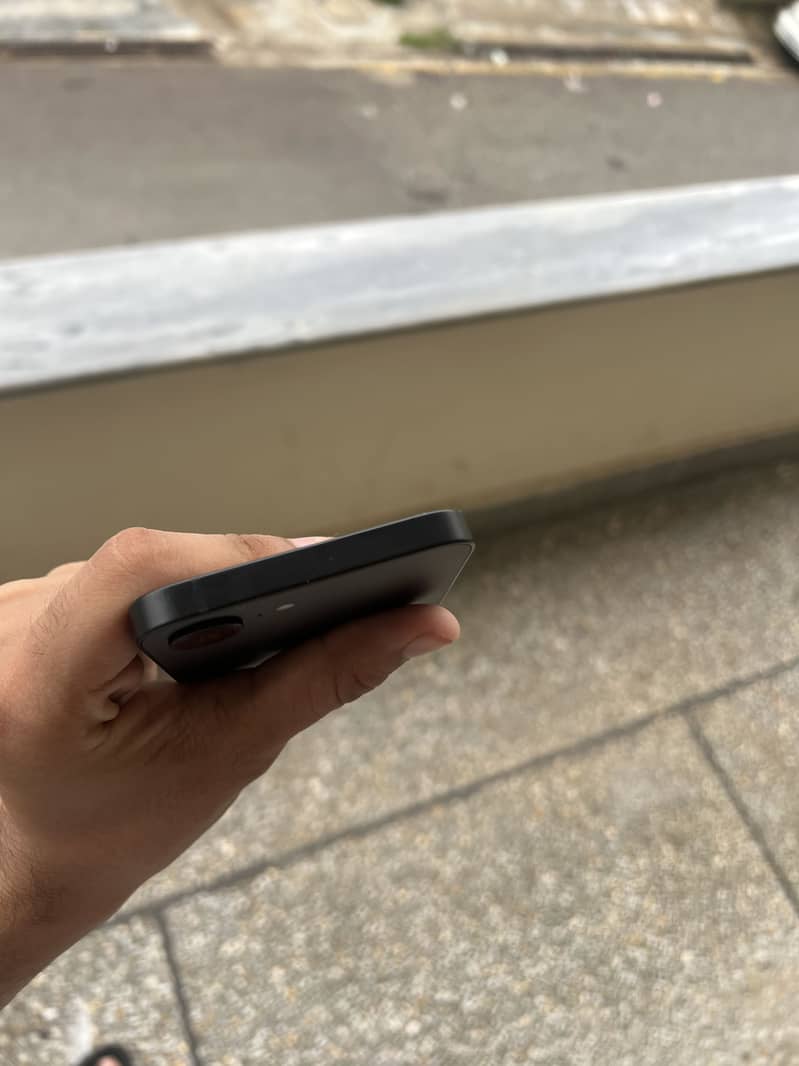 Apple iPhone 16e 6