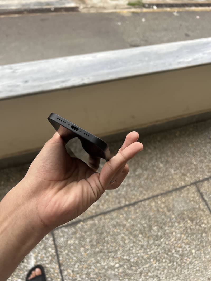 Apple iPhone 16e 7