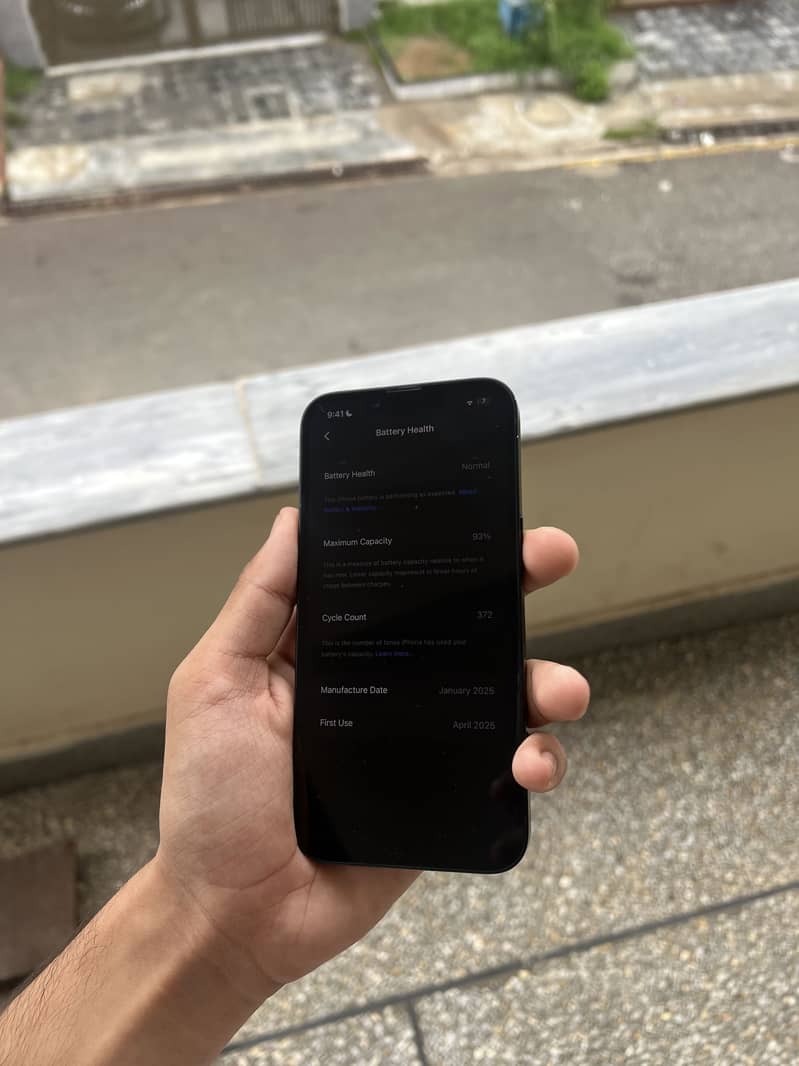 Apple iPhone 16e 9
