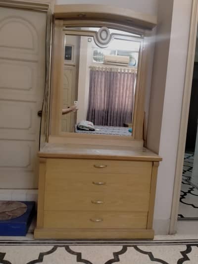 dressing table with 4 drawers