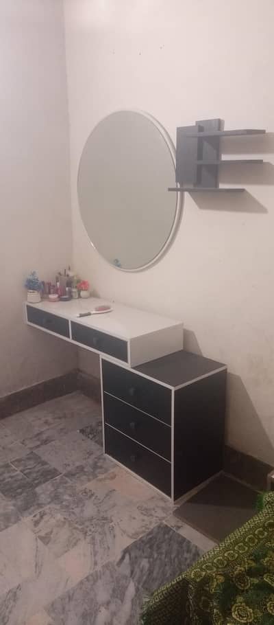 ڈریسنگ ٹیبل لوکنگ گلاس چھ ایم ایم راؤنڈ پانچ ڈرا لیمینیشن النور نوا