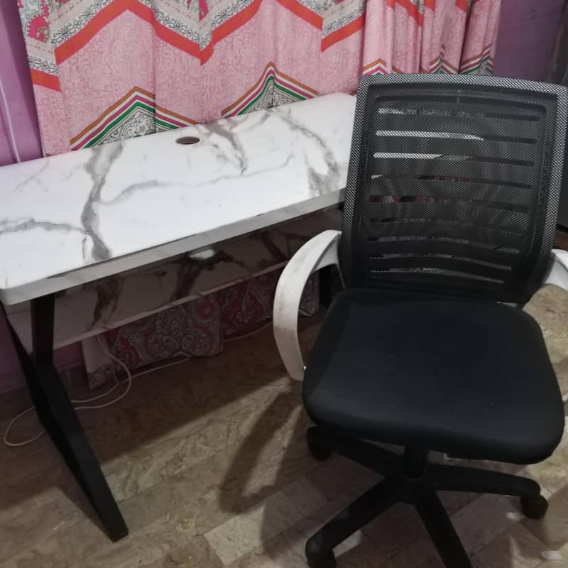 Computer table and computer chair 3