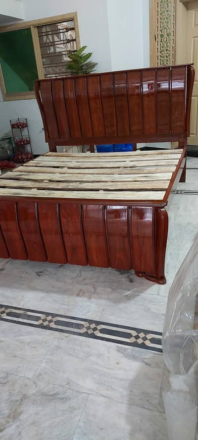 ghr ka furniture ha use nhi hwa new condition bed king size solid wood