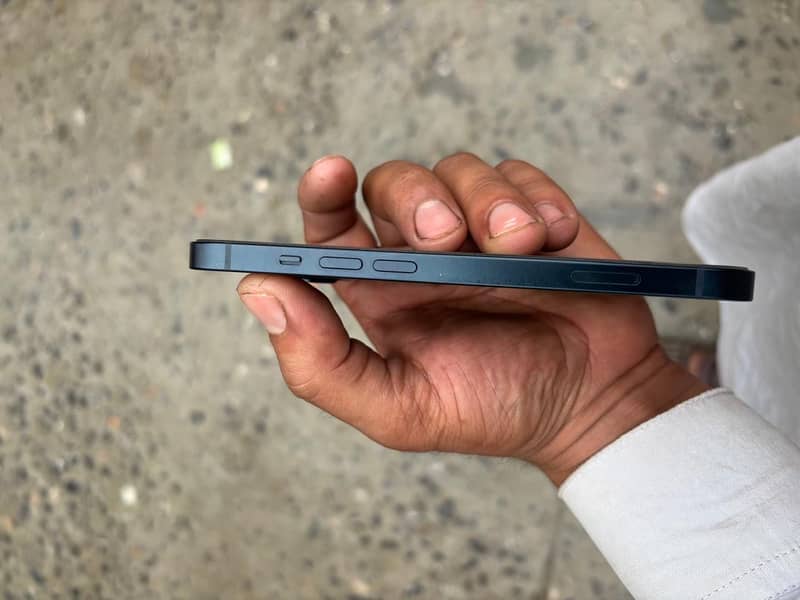 Apple iPhone 13 4