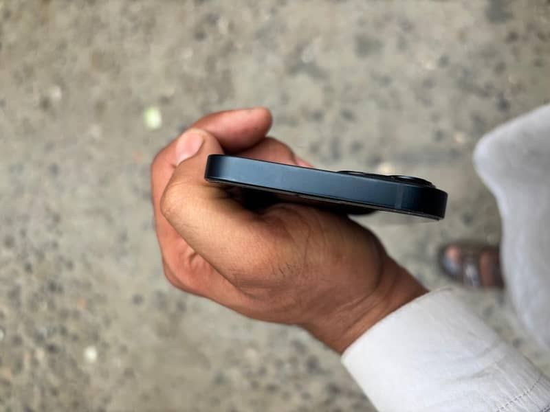 Apple iPhone 13 5