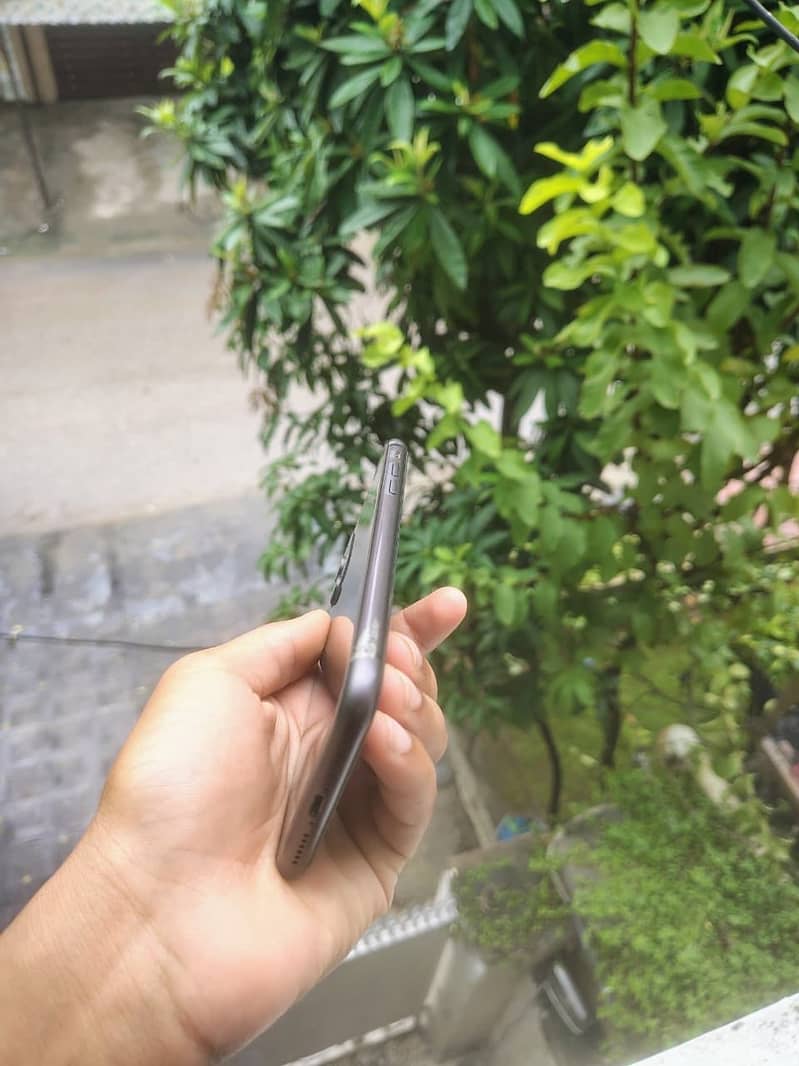 Apple iPhone 11 4