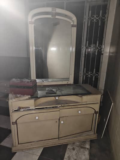 dressibg table with side side table,