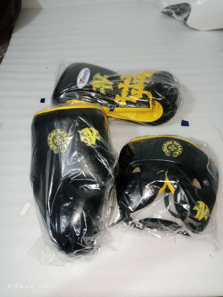 boxing gloves 0