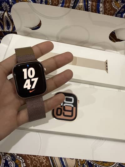 Apple Watch Series 10 42mm rose gold.