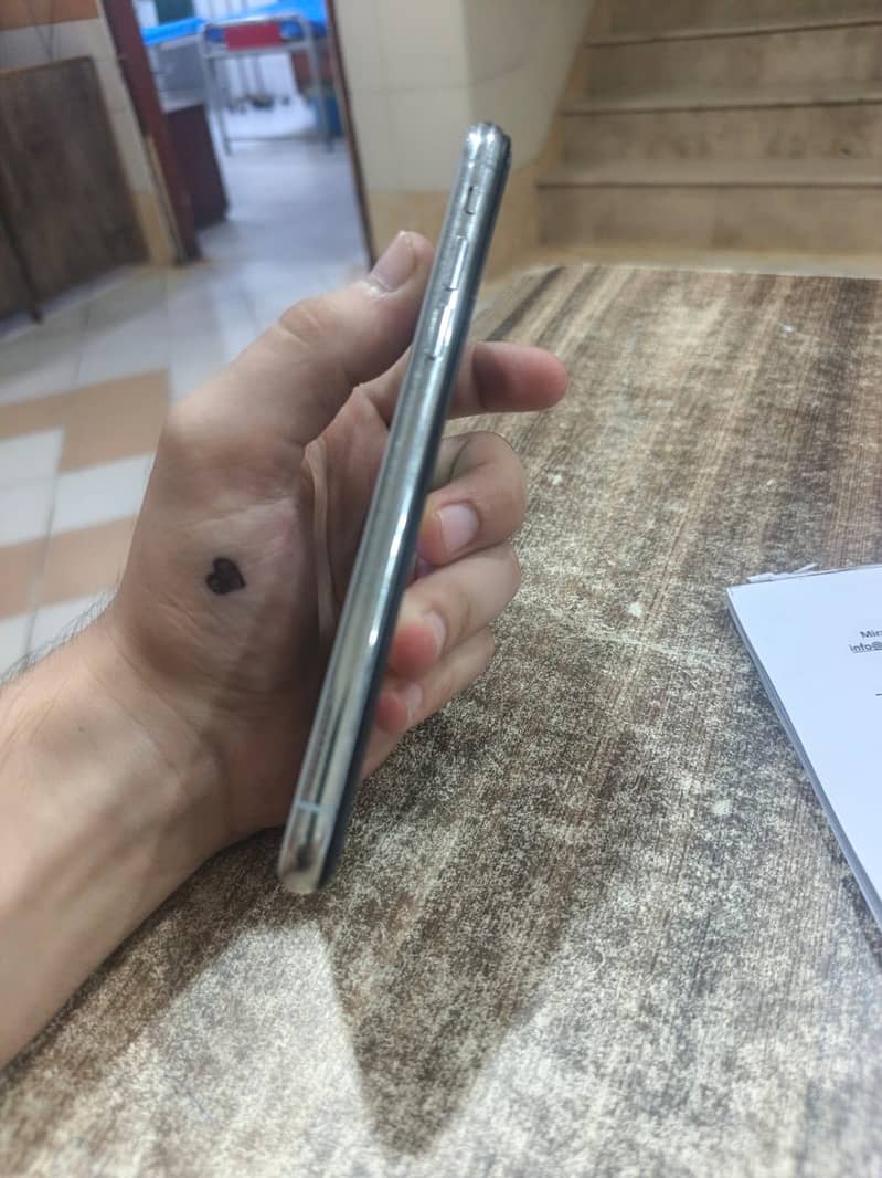 Apple iPhone X 3