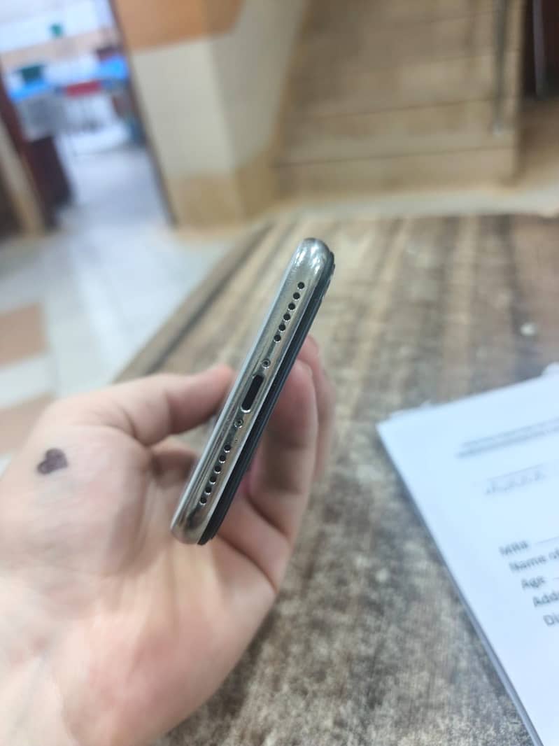 Apple iPhone X 4