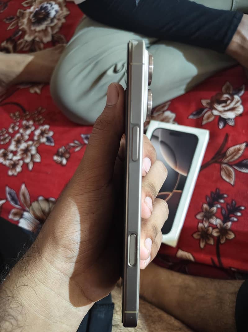 Apple iPhone 16 Pro Max 1