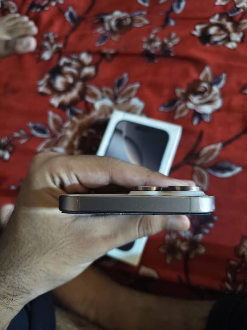 Apple iPhone 16 Pro Max 2