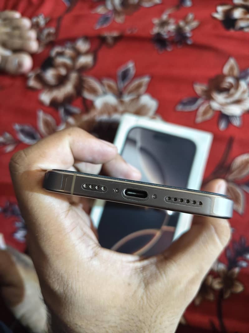 Apple iPhone 16 Pro Max 5