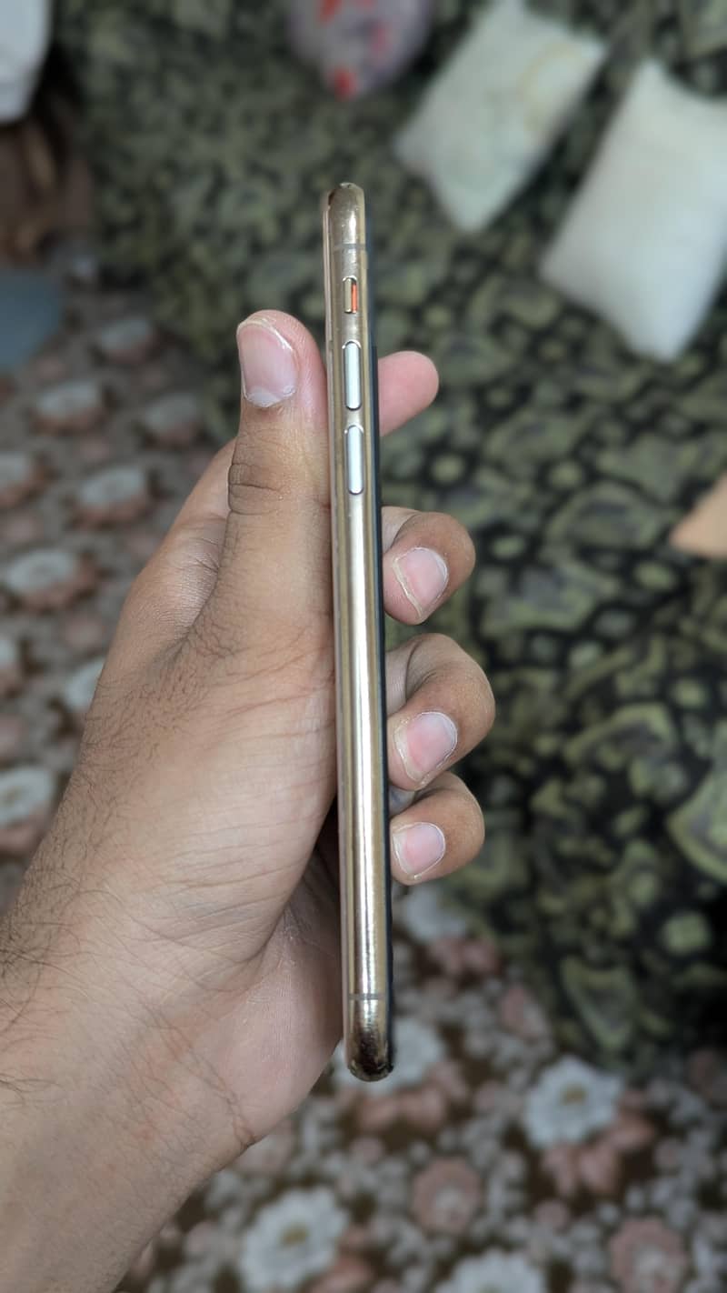 Apple iPhone XS 3