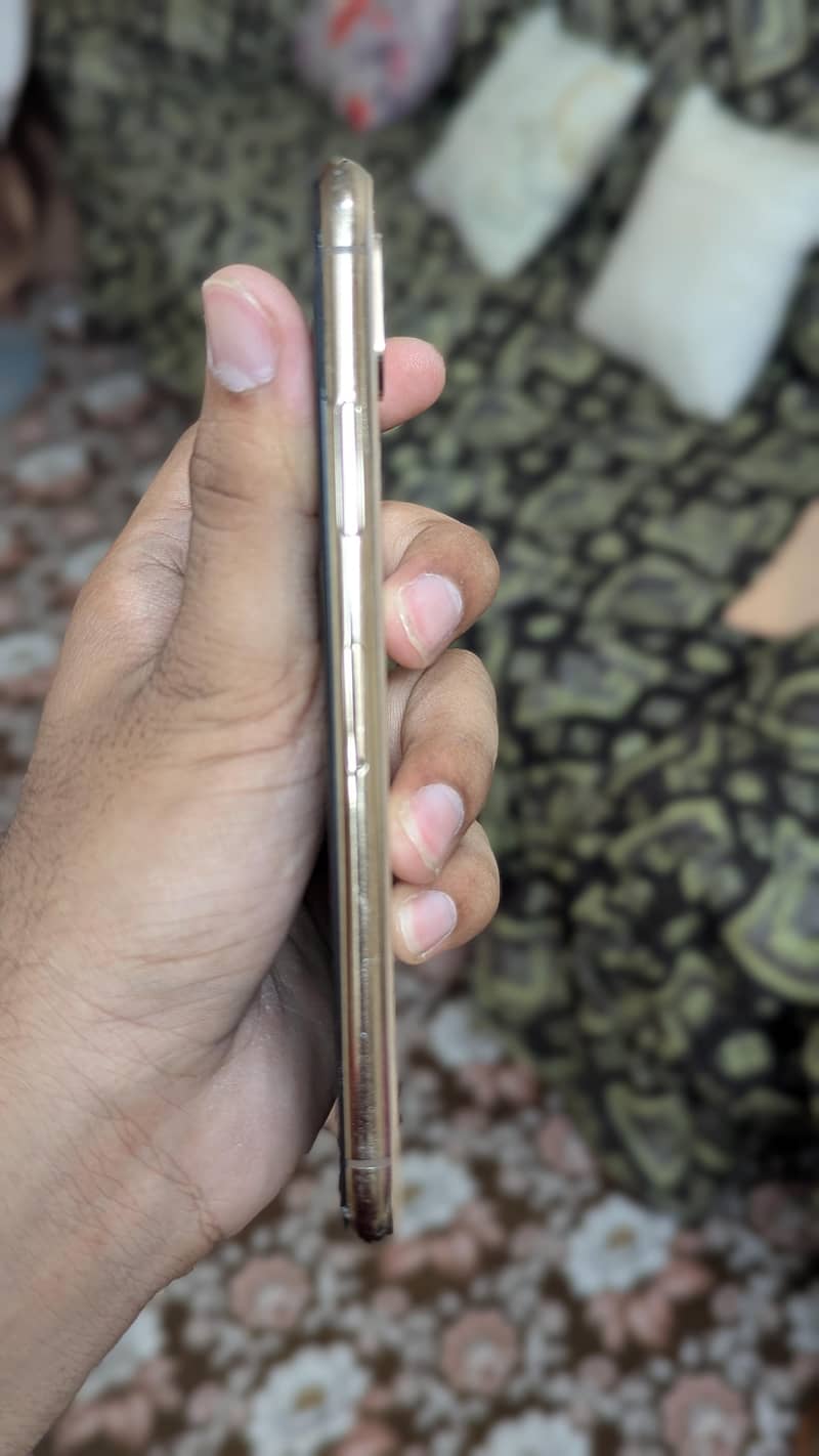 Apple iPhone XS 4