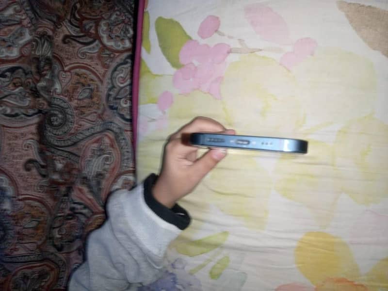 Apple iPhone 13 8