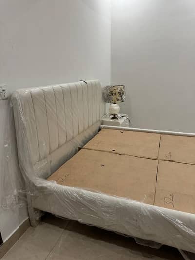 WHITE QUEEN SIZE BED