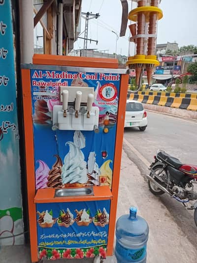 ICE CREAM MAKER MACHINE