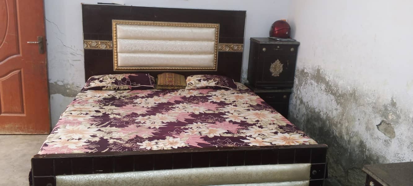 Bed and dressing table and 2 side table 0
