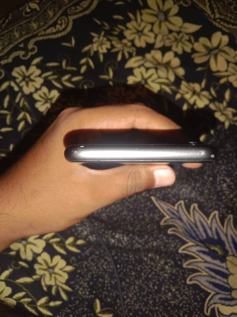 Apple iPhone 11 4