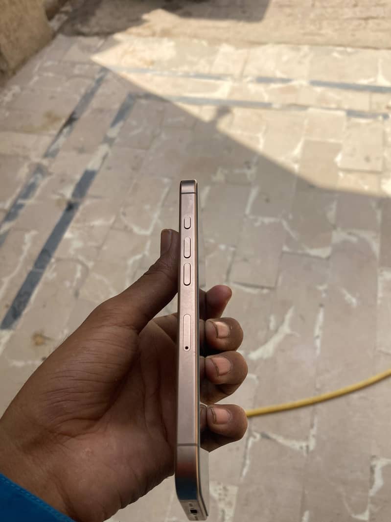 Apple iPhone 16 Pro 4