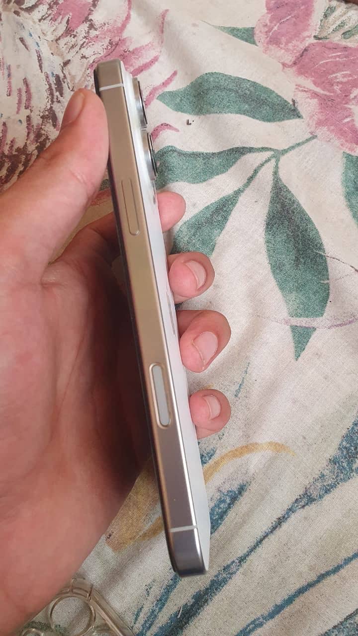 Apple iPhone 16 Pro Max 7