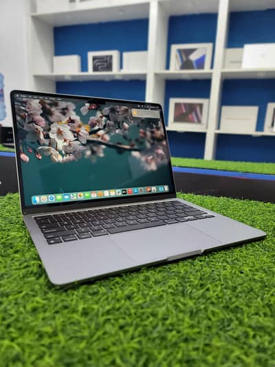 Macbook Air M2 13 inch 16/1Tb Space Grey 1 Cycle Under Warranty