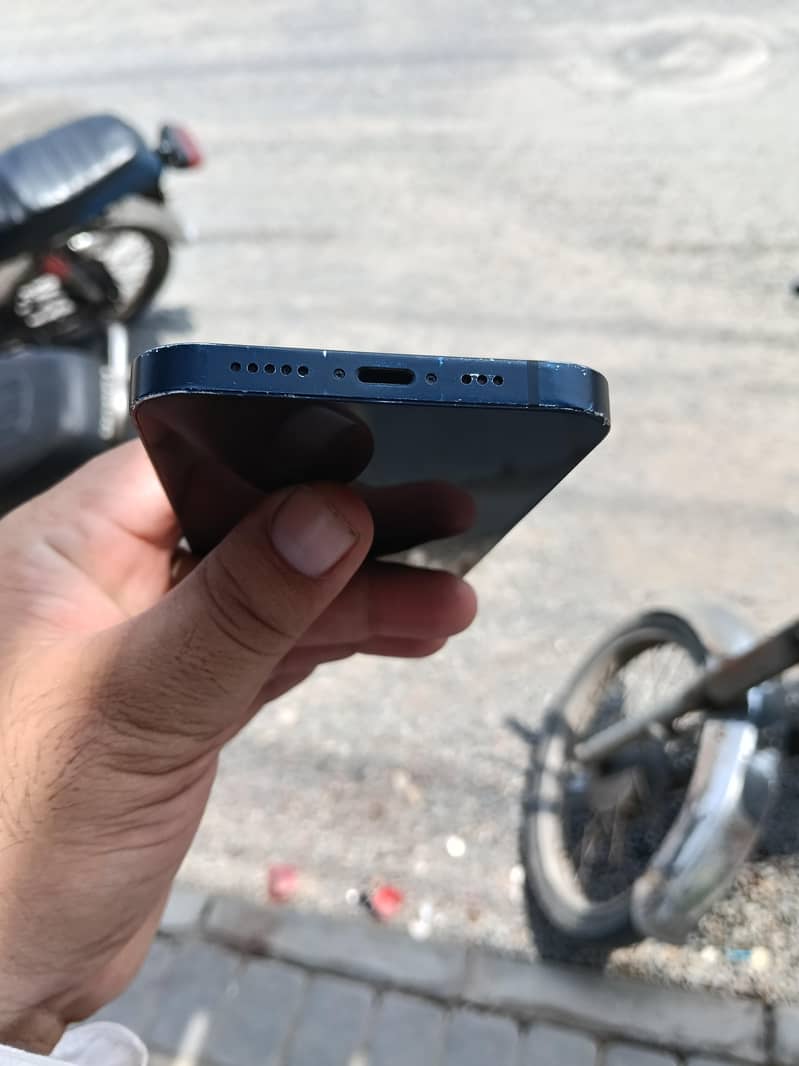 Apple iPhone 12 1