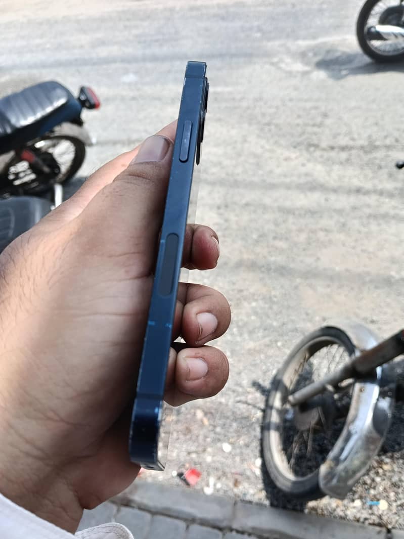 Apple iPhone 12 3