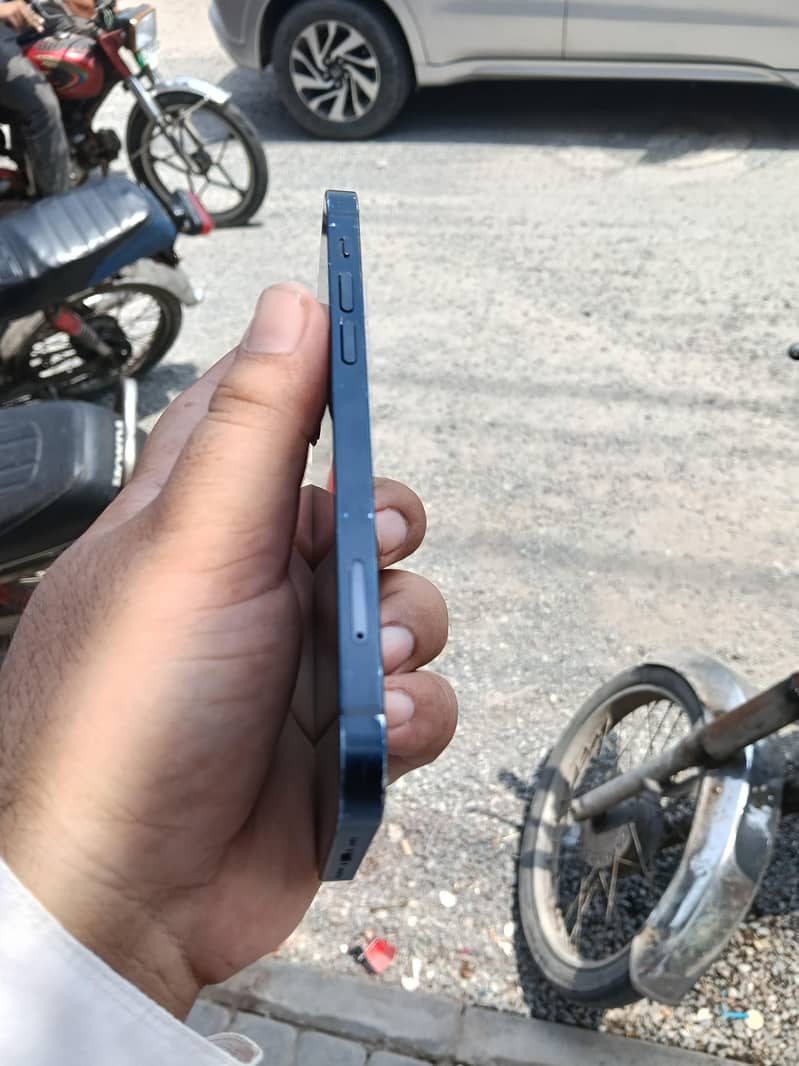 Apple iPhone 12 4
