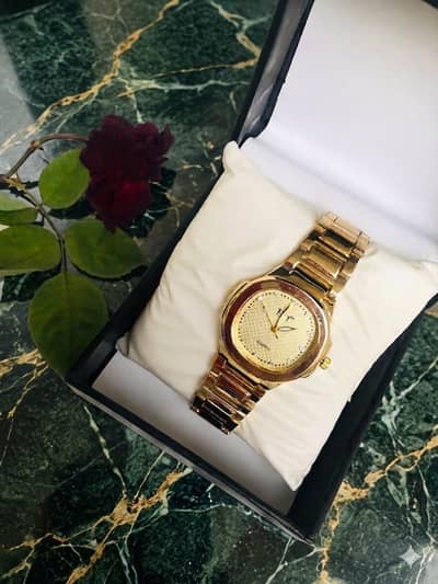 Elegant Gold Quartz Women's Watch with Crystal Dial